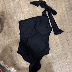 Black One-Shoulder Swimsuit